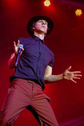 Paul Smith performs at the Isle of Wight festival in Newport, UK - 18 Jun 2026 Paul Smith, lead singer and songwriter with British rock band Maximo Park performing live on stage at Isle of Wight festival. Maxïmo Park are an English alternative rock band formed in 2000 in .The band currently consists of Paul Smith (lead vocals), Duncan Lloyd (guitar, bass, keyboards, backing vocals), and Tom English (drums) Newport United Kingdom Copyright: xDawnxFletcher-Parkx xSOPAxImagesx DSCF3922