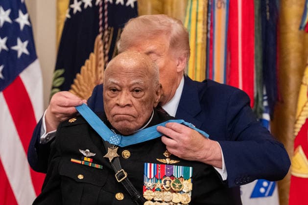 June 18, 2026, Washington, District Of Columbia, USA: United States President Donald Trump awards the Medal of Honor to Major James Capers, Jr., during a ceremony in the East Room of the White House in Washington, DC, USA, on Thursday, June 18, 2026 Washington USA - ZUMAs152 20260618_faa_s152_085 Copyright: xAaronxSchwartzx-xPoolxviaxCNPx