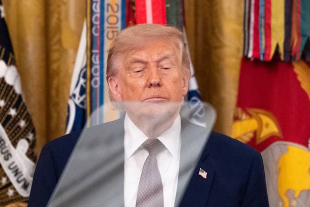 June 18, 2026, Washington, District Of Columbia, USA: A teleprompter lowers in front of United States President Donald J Trump during a Medal of Honor award ceremony in the East Room of the White House in Washington, DC, USA, on Thursday, June 18, 2026 Washington USA - ZUMAs152 20260618_faa_s152_086 Copyright: xAaronxSchwartzx-xPoolxviaxCNPx
