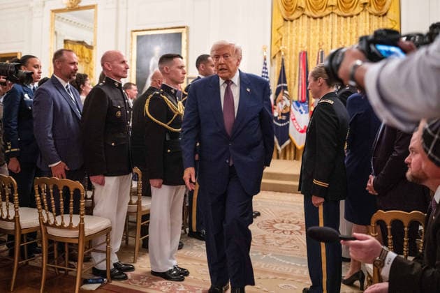 June 18, 2026, Washington, District Of Columbia, USA: United States President Donald J Trump departs a Medal of Honor award ceremony in the East Room of the White House in Washington, DC, USA, on Thursday, June 18, 2026 Washington USA - ZUMAs152 20260618_faa_s152_101 Copyright: xAaronxSchwartzx-xPoolxviaxCNPx