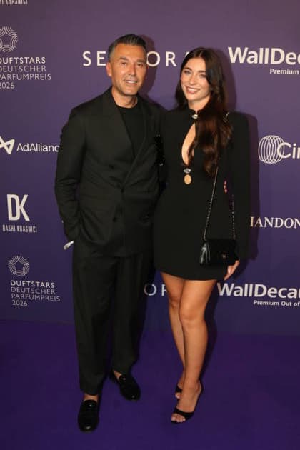 Dashi Krasnici mit Schwiegertochter Eleta Krasnici bei der Verleihung des Deutschen Parfumpreises Duftstars 2026 auf der Rheinterrasse Düsseldorf. Düsseldorf, 18.06.2026 *** Dashi Krasnici with his daughter-in-law Eleta Krasnici at the 2026 Duftstars German Perfume Awards ceremony on the Rheinterrasse in Düsseldorf, Düsseldorf, June 18, 2026,detected_source_language Copyright: xAgenturxMatthiasxWehnertx xM.xGränzdörferx