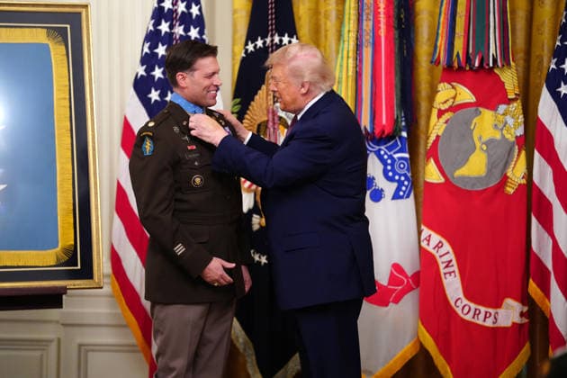 June 18, 2026, Washington, District Of Columbia, USA: United States President Donald J Trump awards the Medal of Honor to Major Nicholas Dockery, US Army (Retired) during a ceremony in the East Room of the White House in Washington, DC, USA, on Thursday, June 18, 2026 Washington USA - ZUMAs152 20260618_faa_s152_132 Copyright: xAaronxSchwartzx-xPoolxviaxCNPx