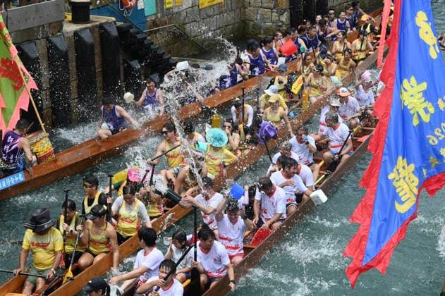RECORD DATE NOT STATED HONG KONG-CULTURE DRAGON BOAT FESTIVAL Players throwing water at each other on dragon boat race in Aberdeen Promenade at Dragon Boat Festival (Tuen Ng festival), Hong Kong, June 19, 2026. NEXPHER Kobe Li Hong Kong