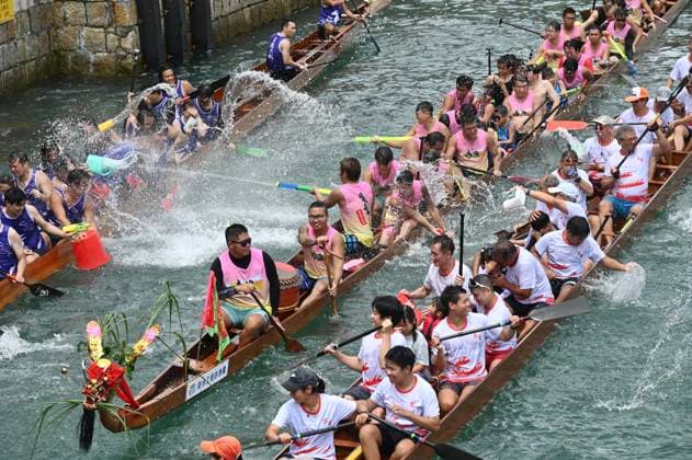 RECORD DATE NOT STATED HONG KONG-CULTURE DRAGON BOAT FESTIVAL Players throwing water at each other on dragon boat race in Aberdeen Promenade at Dragon Boat Festival (Tuen Ng festival), Hong Kong, June 19, 2026. NEXPHER Kobe Li Hong Kong