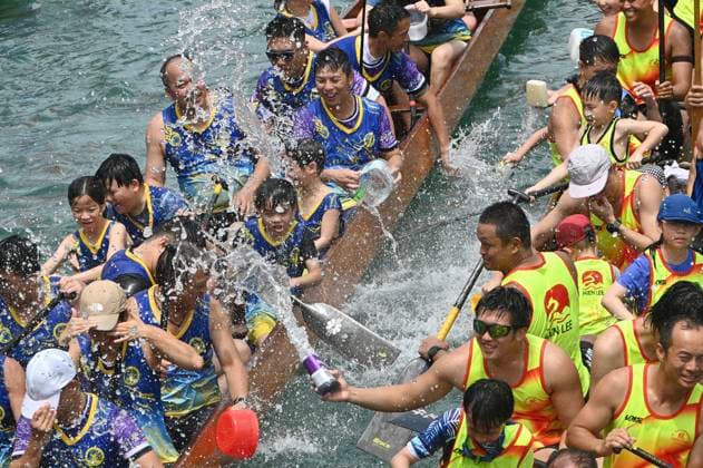 RECORD DATE NOT STATED HONG KONG-CULTURE DRAGON BOAT FESTIVAL Players throwing water at each other on dragon boat race in Aberdeen Promenade at Dragon Boat Festival (Tuen Ng festival), Hong Kong, June 19, 2026. NEXPHER Kobe Li Hong Kong