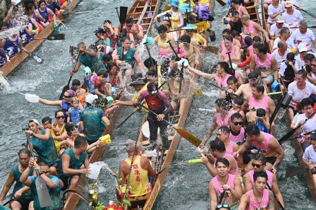 RECORD DATE NOT STATED HONG KONG-CULTURE DRAGON BOAT FESTIVAL Players throwing water at each other on dragon boat race in Aberdeen Promenade at Dragon Boat Festival (Tuen Ng festival), Hong Kong, June 19, 2026. NEXPHER Kobe Li Hong Kong