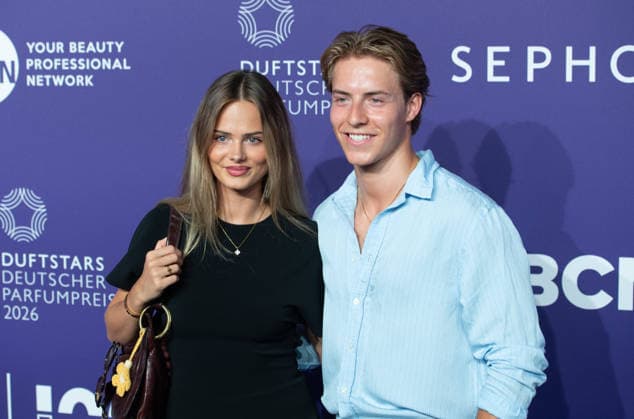 Paul BOEHME, Böhme, und Sara CRUMBLELEG, Influencer, Roter Teppich, Red Carpet Show, Purple Carpet, Ankunft, arrival, bei den DUFTSTARS 2026 - Deutscher Parfumpreis Verleihung des deutschen Parfumpreises DUFTSTARS durch die Fragrance Foundation am 18.06.2026, Rheinterrassen, Duesseldorf. *** Paul BOEHME, Böhme, and Sara CRUMBLELEG, influencers, Red Carpet, Red Carpet Show, Purple Carpet, Arrival, at the DUFTSTARS 2026 German Perfume Awards Ceremony hosted by the Fragrance Foundation on June 18, 2026, Rheinterrassen, Düsseldorf,detected_source_language