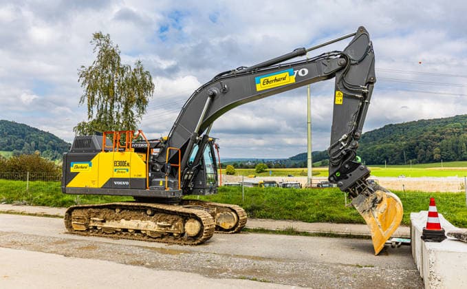 Large construction machines at the major construction site Chrü Glattfelden, Switzerland, 28th Sep 2025: The Volvo EC300E.NL, a medium-sized hybrid crawler excavator in the approximately 30-ton class, is being used at the major construction site at the Chrüzstrasse roundabout. *** Large construction machines at the major construction site in Chrü Glattfelden, Switzerland, September 28, 2025. The Volvo EC300E NL, a medium-sized hybrid crawler excavator in the approximately 30-metric-ton class, is being used at the major construction site at the Chrüzstrasse roundabout.,detected_source_language Copyright: xAndreasxHaasx