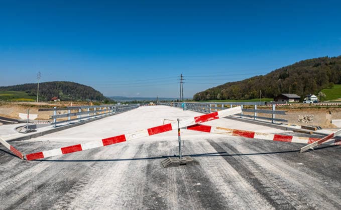 Drone footage of the major infrastructure construction site in G Glattfelden, Switzerland, 11th Apr 2026: Drone footage of the major construction site at the Chrüzstrasse roundabout. The expansion of Schaffhauserstrasse in the Zurich lowlands shows the current construction progress and the future traffic flow from above. *** Drone footage of the major infrastructure construction site in G Glattfelden, Switzerland, April 11, 2026. Drone footage of the major construction site at the Chrüzstrasse roundabout. The expansion of Schaffhauserstrasse in the Zurich lowlands shows the current construction progress and the future traffic flow from above.,detected_source_language Copyright: xAndreasxHaasx