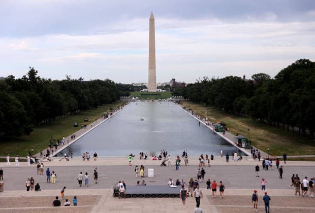 Workers remove algae from the Lincoln Memorial Reflecting Pool in Washington DC, USA. People take photos as workers remove green algae from the bottom of the Lincoln Memorial Reflecting Pool in Washington, DC, USA, on June 18, 2026. The NPS is working to control and remove the algae bloom that has turned the pool green following the Trump Administration s recent $14 million repair, resealing, and painting project. Washington USA  Copyright: xMatrixxImagesx xGentxShkullakux