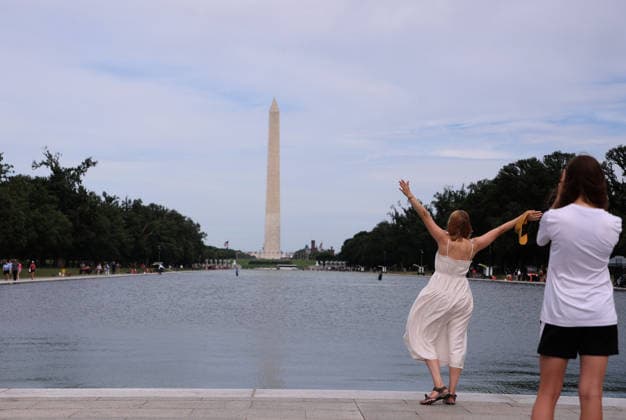Workers remove algae from the Lincoln Memorial Reflecting Pool in Washington DC, USA. People take photos as workers remove green algae from the bottom of the Lincoln Memorial Reflecting Pool in Washington, DC, USA, on June 18, 2026. The National Park Service (NPS) is working to control and remove the algae bloom that has turned the pool green following the Trump Administration s recent $14 million repair, resealing, and painting project. Washington USA  Copyright: xMatrixxImagesx xGentxShkullakux