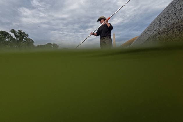 Workers remove algae from the Lincoln Memorial Reflecting Pool in Washington DC, USA. National Park Service (NPS) employees remove green algae from the bottom of the Lincoln Memorial Reflecting Pool in Washington, DC, USA, on June 18, 2026. The NPS is working to control and remove the algae bloom that has turned the pool green following the Trump Administration s recent $14 million repair, resealing, and painting project. Washington USA  Copyright: xMatrixxImagesx xGentxShkullakux