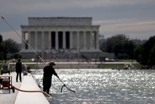 Workers remove algae from the Lincoln Memorial Reflecting Pool in Washington DC, USA. National Park Service (NPS) employees remove green algae from the bottom of the Lincoln Memorial Reflecting Pool in Washington, DC, USA, on June 18, 2026. The NPS is working to control and remove the algae bloom that has turned the pool green following the Trump Administration s recent $14 million repair, resealing, and painting project. Washington USA  Copyright: xMatrixxImagesx xGentxShkullakux