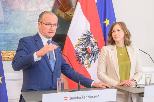 photonews.at - Wien, 19.06.2026. Die Europaministerin empfängt den deutschen Staatsminister für Europa zu einem Arbeitsgespräch im Bundeskanzleramt. Im Mittelpunkt des Treffens stehen aktuelle europapolitische Themen sowie die Zusammenarbeit zwischen Österreich und Deutschland. PHOTO: Staatsminister für Europa Gunther Krichbaum (CDU) und Kanzlerantministerin für Integration, Familie, Jugend und EU-Agenden Claudia Bauer (ÖVP) Austria s Minister for European Affairs welcomes Germany s Minister of State for Europe for a working meeting at the Federal Chancellery in Vienna. The talks focus on current European policy issues and bilateral cooperation Europa, Europapolitik, Deutschland, Österreich, Arbeitsgespräch, Bundeskanzleramt, Europea 