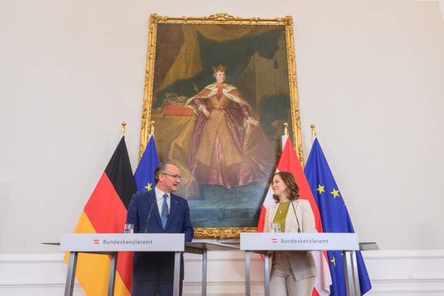 photonews.at - Wien, 19.06.2026. Die Europaministerin empfängt den deutschen Staatsminister für Europa zu einem Arbeitsgespräch im Bundeskanzleramt. Im Mittelpunkt des Treffens stehen aktuelle europapolitische Themen sowie die Zusammenarbeit zwischen Österreich und Deutschland. PHOTO: Staatsminister für Europa Gunther Krichbaum (CDU) und Kanzlerantministerin für Integration, Familie, Jugend und EU-Agenden Claudia Bauer (ÖVP) Austria s Minister for European Affairs welcomes Germany s Minister of State for Europe for a working meeting at the Federal Chancellery in Vienna. The talks focus on current European policy issues and bilateral cooperation Europa, Europapolitik, Deutschland, Österreich, Arbeitsgespräch, Bundeskanzleramt, Europea 