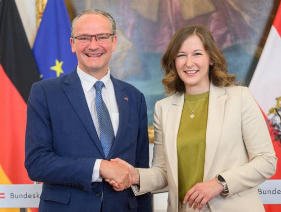 photonews.at - Wien, 19.06.2026. Die Europaministerin empfängt den deutschen Staatsminister für Europa zu einem Arbeitsgespräch im Bundeskanzleramt. Im Mittelpunkt des Treffens stehen aktuelle europapolitische Themen sowie die Zusammenarbeit zwischen Österreich und Deutschland. PHOTO: Staatsminister für Europa Gunther Krichbaum (CDU) und Kanzlerantministerin für Integration, Familie, Jugend und EU-Agenden Claudia Bauer (ÖVP) Austria s Minister for European Affairs welcomes Germany s Minister of State for Europe for a working meeting at the Federal Chancellery in Vienna. The talks focus on current European policy issues and bilateral cooperation Europa, Europapolitik, Deutschland, Österreich, Arbeitsgespräch, Bundeskanzleramt, Europea 