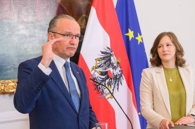 photonews.at - Wien, 19.06.2026. Die Europaministerin empfängt den deutschen Staatsminister für Europa zu einem Arbeitsgespräch im Bundeskanzleramt. Im Mittelpunkt des Treffens stehen aktuelle europapolitische Themen sowie die Zusammenarbeit zwischen Österreich und Deutschland. PHOTO: Staatsminister für Europa Gunther Krichbaum (CDU) und Kanzlerantministerin für Integration, Familie, Jugend und EU-Agenden Claudia Bauer (ÖVP) Austria s Minister for European Affairs welcomes Germany s Minister of State for Europe for a working meeting at the Federal Chancellery in Vienna. The talks focus on current European policy issues and bilateral cooperation Europa, Europapolitik, Deutschland, Österreich, Arbeitsgespräch, Bundeskanzleramt, Europea 