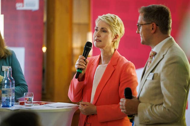 16.06.2026 - Die SPD-Landtagsfraktion von Mecklenburg-Vorpommern hatte zu einem kommunalpolitischen Abend nach Ueckermünde in die Strandhalle eingeladen. links Minister­präsidentin des Landes Mecklenburg-Vorpommern Manuela Schwesig (SPD)mit Chef der Staatskanzlei, Staatssekretär Patrick Dahlemann (SPD) Seebad Ueckermünde Mecklenburg-Vorpommern Deutschland *** June 16, 2026 The SPD state parliamentary group of Mecklenburg-Western Pomerania had invited guests to an evening event on local politics at the Strandhalle in Ueckermünde. Pictured on the left is Manuela Schwesig (SPD), Minister-President of Mecklenburg-Western Pomerania, with the Head of the State Chancellery, State Secretary Patrick Dahlemann (SPD), in the seaside resort of Uec
