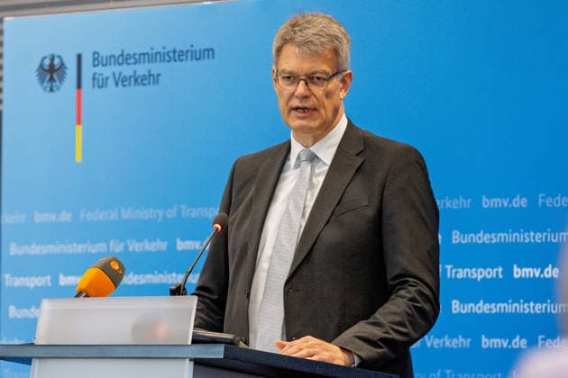 Pressekonferenz zum Status Nordbrücke Bonn Pressekonferenz im Bundesministerium für Verkehr in Bonn: Bundesverkehrsminister Patrick Schnieder (CDU, MdB) informiert über den geplanten Neubau der beschädigten Vorlandbrücke der Friedrich-Ebert-Brücke. Für Fußgänger und Radfahrer soll der Übergang nach entsprechenden Baumaßnahmen noch in diesem Jahr wieder nutzbar werden. Die Bauzeit ist im Beschleunigungsverfahren auf zwei Jahre ausgelegt. Über den Neubau der eigentlichen Strombrücke wird separat entschieden. Bonn Nordrhein-Westfalen Deutschland *** Press Conference on the Status of the Bonn North Bridge Press conference at the Federal Ministry of Transportation in Bonn Federal Minister of Transportation Patrick Schnieder (CDU), Copyright: xMarcxJohnx