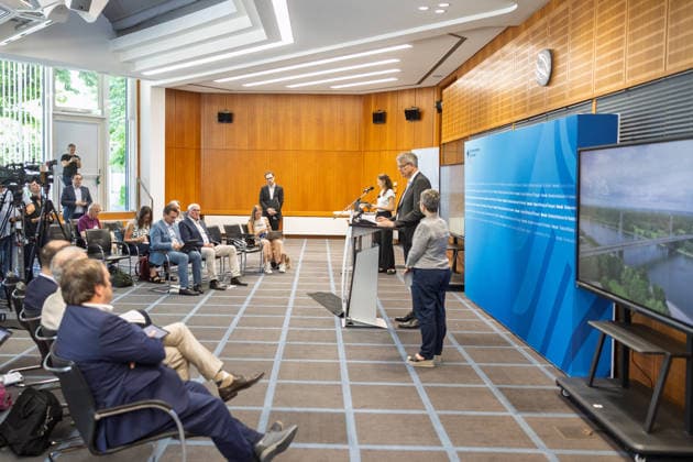 Pressekonferenz zum Status Nordbrücke Bonn Pressekonferenz im Bundesministerium für Verkehr in Bonn: Bundesverkehrsminister Patrick Schnieder (CDU, MdB) informiert über den geplanten Neubau der beschädigten Vorlandbrücke der Friedrich-Ebert-Brücke. Für Fußgänger und Radfahrer soll der Übergang nach entsprechenden Baumaßnahmen noch in diesem Jahr wieder nutzbar werden. Die Bauzeit ist im Beschleunigungsverfahren auf zwei Jahre ausgelegt. Über den Neubau der eigentlichen Strombrücke wird separat entschieden. Bonn Nordrhein-Westfalen Deutschland *** Press Conference on the Status of the Bonn North Bridge Press conference at the Federal Ministry of Transportation in Bonn Federal Minister of Transportation Patrick Schnieder (CDU), Copyright: xMarcxJohnx