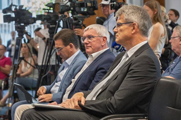 Pressekonferenz zum Status Nordbrücke Bonn Oberbürgermeister der Stadt Bonn Guido DEUS (CDU), Landrat Rhein-Sieg-Kreis Sebastian SCHUSTER (CDU), Bundesminister für Verkehr Patrick SCHNIEDER (CDU) - Pressekonferenz im Bundesministerium für Verkehr in Bonn: Bundesverkehrsminister Patrick Schnieder (CDU, MdB) informiert über den geplanten Neubau der beschädigten Vorlandbrücke der Friedrich-Ebert-Brücke. Für Fußgänger und Radfahrer soll der Übergang nach entsprechenden Baumaßnahmen noch in diesem Jahr wieder nutzbar werden. Die Bauzeit ist im Beschleunigungsverfahren auf zwei Jahre ausgelegt. Über den Neubau der eigentlichen Strombrücke wird separat entschieden. Bonn Nordrhein-Westfalen Deutschland *** Press conference on the st Copyright: xMarcxJohnx