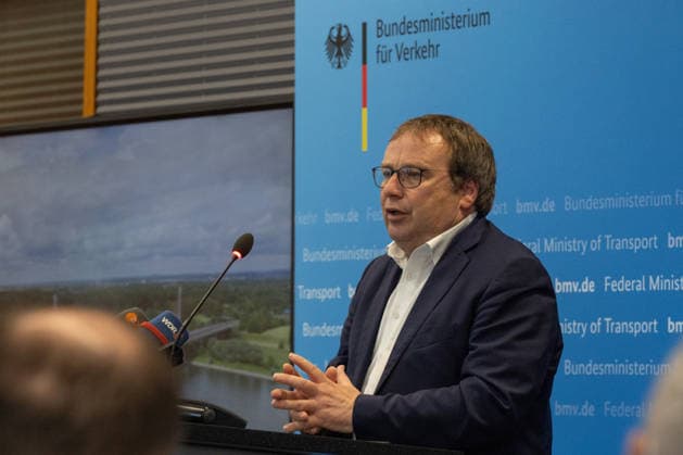 Pressekonferenz zum Status Nordbrücke Bonn NRW Landesminister für Umwelt und Verkehr Oliver Krischer (Die Grünen) - Pressekonferenz im Bundesministerium für Verkehr in Bonn: Bundesverkehrsminister Patrick Schnieder (CDU, MdB) informiert über den geplanten Neubau der beschädigten Vorlandbrücke der Friedrich-Ebert-Brücke. Für Fußgänger und Radfahrer soll der Übergang nach entsprechenden Baumaßnahmen noch in diesem Jahr wieder nutzbar werden. Die Bauzeit ist im Beschleunigungsverfahren auf zwei Jahre ausgelegt. Über den Neubau der eigentlichen Strombrücke wird separat entschieden. Bonn Nordrhein-Westfalen Deutschland *** Press conference on the status of the Bonn North Bridge Copyright: xMarcxJohnx