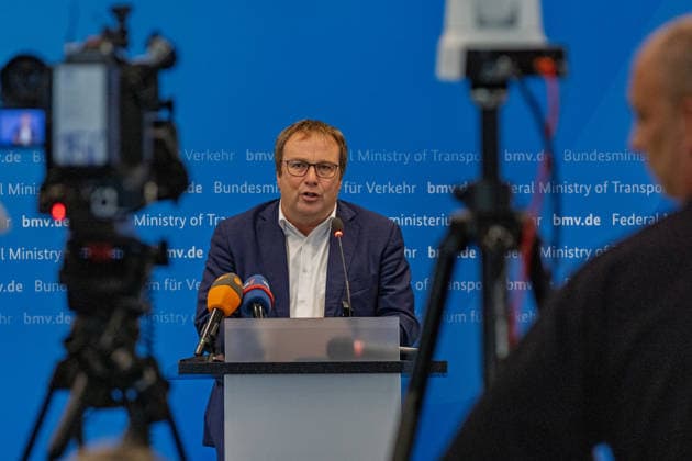 Pressekonferenz zum Status Nordbrücke Bonn NRW Landesminister für Umwelt und Verkehr Oliver Krischer (Die Grünen) - Pressekonferenz im Bundesministerium für Verkehr in Bonn: Bundesverkehrsminister Patrick Schnieder (CDU, MdB) informiert über den geplanten Neubau der beschädigten Vorlandbrücke der Friedrich-Ebert-Brücke. Für Fußgänger und Radfahrer soll der Übergang nach entsprechenden Baumaßnahmen noch in diesem Jahr wieder nutzbar werden. Die Bauzeit ist im Beschleunigungsverfahren auf zwei Jahre ausgelegt. Über den Neubau der eigentlichen Strombrücke wird separat entschieden. Bonn Nordrhein-Westfalen Deutschland *** Press conference on the status of the Bonn North Bridge Copyright: xMarcxJohnx
