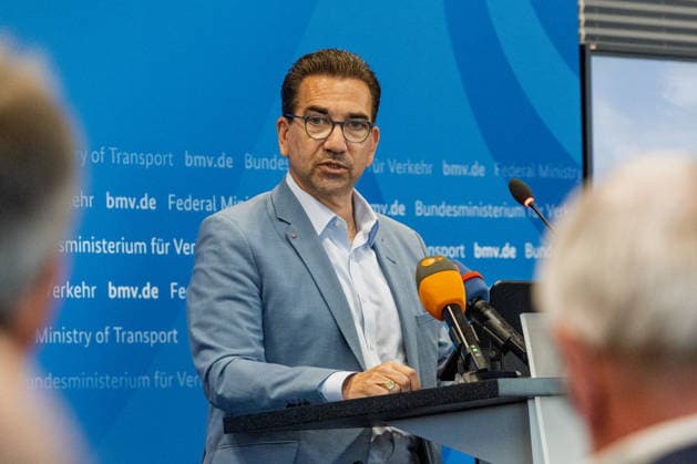 Pressekonferenz zum Status Nordbrücke Bonn Oberbürgermeister der Stadt Bonn Guido DEUS (CDU) - Pressekonferenz im Bundesministerium für Verkehr in Bonn: Bundesverkehrsminister Patrick Schnieder (CDU, MdB) informiert über den geplanten Neubau der beschädigten Vorlandbrücke der Friedrich-Ebert-Brücke. Für Fußgänger und Radfahrer soll der Übergang nach entsprechenden Baumaßnahmen noch in diesem Jahr wieder nutzbar werden. Die Bauzeit ist im Beschleunigungsverfahren auf zwei Jahre ausgelegt. Über den Neubau der eigentlichen Strombrücke wird separat entschieden. Bonn Nordrhein-Westfalen Deutschland *** Press conference on the status of the Bonn North Bridge; Guido DEUS, CDU, Mayor of Bonn; press conference at the Federal Ministry Copyright: xMarcxJohnx