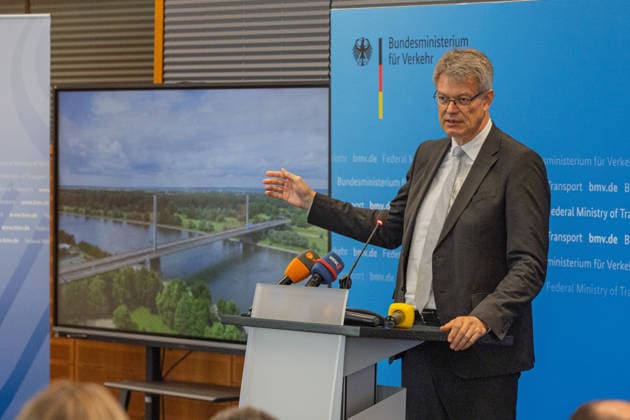 Pressekonferenz zum Status Nordbrücke Bonn Pressekonferenz im Bundesministerium für Verkehr in Bonn: Bundesverkehrsminister Patrick Schnieder (CDU, MdB) informiert über den geplanten Neubau der beschädigten Vorlandbrücke der Friedrich-Ebert-Brücke. Für Fußgänger und Radfahrer soll der Übergang nach entsprechenden Baumaßnahmen noch in diesem Jahr wieder nutzbar werden. Die Bauzeit ist im Beschleunigungsverfahren auf zwei Jahre ausgelegt. Über den Neubau der eigentlichen Strombrücke wird separat entschieden. Bonn Nordrhein-Westfalen Deutschland *** Press Conference on the Status of the Bonn North Bridge Press conference at the Federal Ministry of Transportation in Bonn Federal Minister of Transportation Patrick Schnieder (CDU), Copyright: xMarcxJohnx