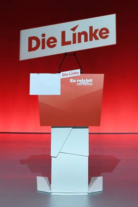 10. Bundesparteitag der Partei Die Linke am 19.06.2026 in der Metropolis Halle in Potsdam Rednerpult - Logo Schriftzug: Die Linke - Es reicht! Das Leben bezahlbar machen. *** 10th National Party Convention of Die Linke on June 19, 2026, at the Metropolis Halle in Potsdam; speakers podium; Die Linke logo and slogan; Enough is enough ; Make life affordable ,detected_source_language xRx