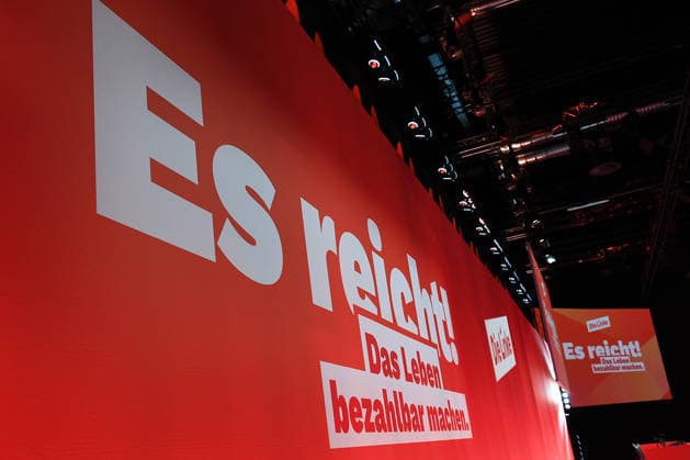 10. Bundesparteitag der Partei Die Linke am 19.06.2026 in der Metropolis Halle in Potsdam Logo Schriftzug: Die Linke - Es reicht! Das Leben bezahlbar machen. *** 10th National Party Convention of Die Linke on June 19, 2026, at the Metropolis Halle in Potsdam; Die Linke logo and slogan xRx