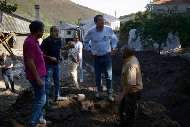 Storms Cause Flooding in Viana do Bolo and Valdeorras, Ourense. The secretary-general of the PSdeG and spokesperson for the Socialist Group in the Galician Parliament, José Ramón Gómez Besteiro 2d, and the mayor of Viana do Bolo, Germán García Ávila 2i, speak with residents affected by the flooding on June 19, 2026, in A Bouza, Viana do Bolo, Ourense, Galicia, Spain. The severe storms that struck yesterday in the provinces of Lugo and Ourense have left the towns of Viana do Bolo and Valdeorras with blocked roads, flooded homes, wrecked cars, and residents without drinking water. June 19, 2026, A Bouza, Viana do Bolo, Ourense, A Bouza, Viana do Bolo, Ourense, Spain,detected_source_language  Copyright: xRosaxVeigax 7608382