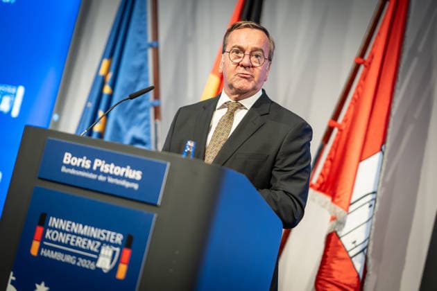 Abschlusspressekonferenz im Hamburger CCH - Boris Pistorius (SPD), Verteidigungsminister;Innenministerkonferenz IMK 2026 in Hamburg Ständige Konferenz der Innenministerinnen und Innenminister der Länder - Ständige Konferenz der Innenminister und -senatoren der Länder, Hamburg Hamburg Deutschland CCH *** Closing press conference at the CCH in Hamburg; Boris Pistorius (SPD), Minister of Defense; Conference of Interior Ministers (IMK) 2026 in Hamburg; Standing Conference of State Interior Ministers; Standing Conference of State Interior Ministers and Senators, Hamburg, Germany, CCH,detected_source_language