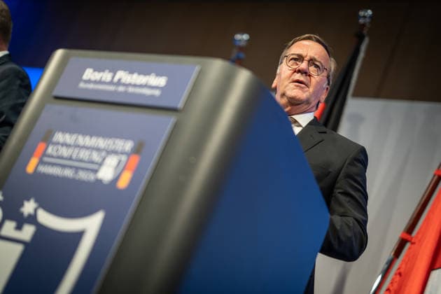 Abschlusspressekonferenz im Hamburger CCH - Boris Pistorius (SPD), Verteidigungsminister;Innenministerkonferenz IMK 2026 in Hamburg Ständige Konferenz der Innenministerinnen und Innenminister der Länder - Ständige Konferenz der Innenminister und -senatoren der Länder, Hamburg Hamburg Deutschland CCH *** Closing press conference at the CCH in Hamburg; Boris Pistorius (SPD), Minister of Defense; Conference of Interior Ministers (IMK) 2026 in Hamburg; Standing Conference of State Interior Ministers; Standing Conference of State Interior Ministers and Senators, Hamburg, Germany, CCH,detected_source_language