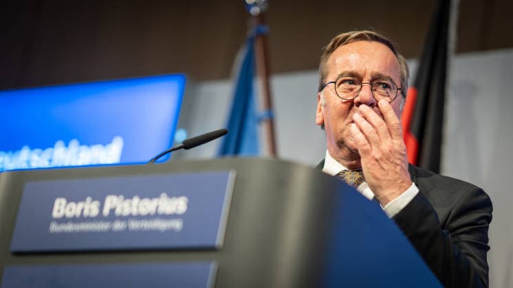 Abschlusspressekonferenz im Hamburger CCH - Boris Pistorius (SPD), Verteidigungsminister;Innenministerkonferenz IMK 2026 in Hamburg Ständige Konferenz der Innenministerinnen und Innenminister der Länder - Ständige Konferenz der Innenminister und -senatoren der Länder, Hamburg Hamburg Deutschland CCH *** Closing press conference at the CCH in Hamburg; Boris Pistorius (SPD), Minister of Defense; IMK 2026 in Hamburg; Standing Conference of the State Ministers of the Interior; Standing Conference of the State Ministers and Senators of the Interior, Hamburg, Germany, CCH,detected_source_language