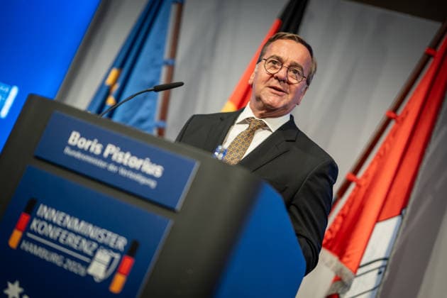 Abschlusspressekonferenz im Hamburger CCH - Boris Pistorius (SPD), Verteidigungsminister;Innenministerkonferenz IMK 2026 in Hamburg Ständige Konferenz der Innenministerinnen und Innenminister der Länder - Ständige Konferenz der Innenminister und -senatoren der Länder, Hamburg Hamburg Deutschland CCH *** Closing press conference at the CCH in Hamburg; Boris Pistorius (SPD), Minister of Defense; IMK 2026 in Hamburg; Standing Conference of the State Ministers of the Interior; Standing Conference of the State Ministers and Senators of the Interior, Hamburg, Germany, CCH,detected_source_language