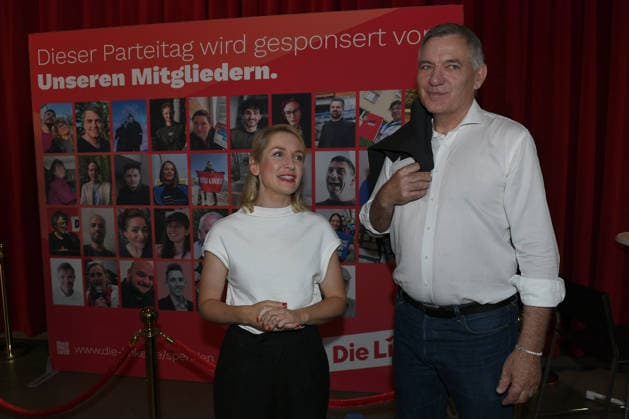 10. Bundesparteitag der Partei Die Linke am 19.06.2026 in der Metropolis Halle in Potsdam Hallenrundgang mit den Parteivorsitzenden Ines Schwerdtner ( Parteivorsitzende Die Linke ), links - Jan van Aken ( Parteivorsitzender Die Linke ), rechts *** 10th National Party Convention of Die Linke on June 19, 2026, at the Metropolis Halle in Potsdam; tour of the venue with party leaders Ines Schwerdtner, chair of Die Linke (left), and Jan van Aken, chair of Die Linke (right),detected_source_language xRx