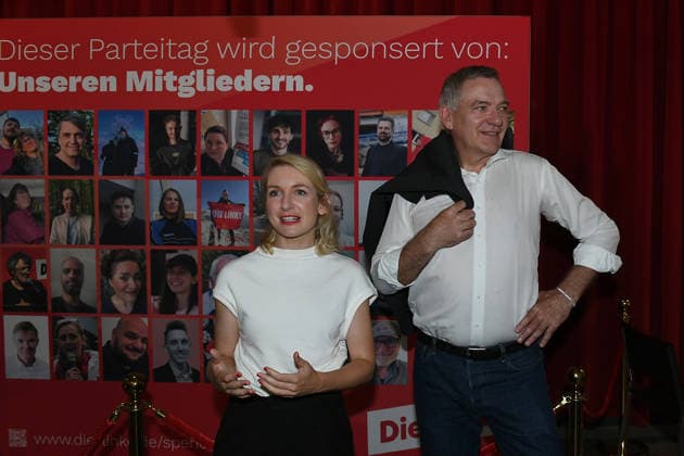 10. Bundesparteitag der Partei Die Linke am 19.06.2026 in der Metropolis Halle in Potsdam Hallenrundgang mit den Parteivorsitzenden Ines Schwerdtner ( Parteivorsitzende Die Linke ), links - Jan van Aken ( Parteivorsitzender Die Linke ), rechts *** 10th National Party Convention of Die Linke on June 19, 2026, at the Metropolis Halle in Potsdam; tour of the venue with party leaders Ines Schwerdtner, chair of Die Linke (left), and Jan van Aken, chair of Die Linke (right),detected_source_language xRx