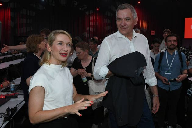 10. Bundesparteitag der Partei Die Linke am 19.06.2026 in der Metropolis Halle in Potsdam Hallenrundgang mit den Parteivorsitzenden Ines Schwerdtner ( Parteivorsitzende Die Linke ), links - Jan van Aken ( Parteivorsitzender Die Linke ), rechts *** 10th National Party Convention of Die Linke on June 19, 2026, at the Metropolis Halle in Potsdam; tour of the venue with party leaders Ines Schwerdtner, chair of Die Linke (left), and Jan van Aken, chair of Die Linke (right),detected_source_language xRx