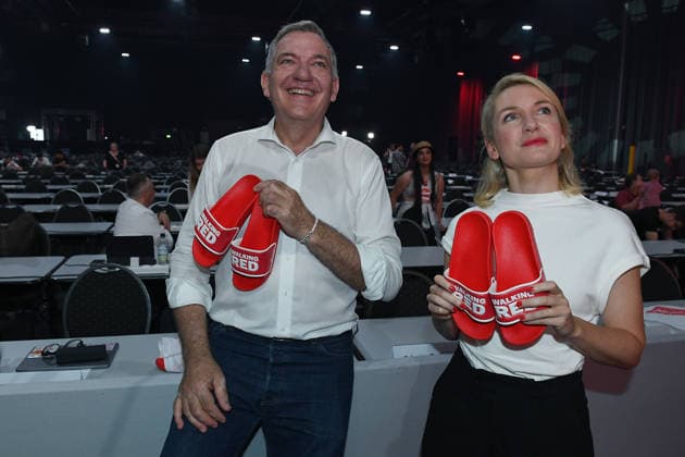 10. Bundesparteitag der Partei Die Linke am 19.06.2026 in der Metropolis Halle in Potsdam Hallenrundgang mit den Parteivorsitzenden Jan van Aken ( Parteivorsitzender Die Linke ), links - Ines Schwerdtner ( Parteivorsitzende Die Linke ), rechts - zeigen Badelatschen mit der Aufschrift: Walking Red *** 10th National Party Convention of Die Linke on June 19, 2026, at the Metropolis Halle in Potsdam; a tour of the venue with party leaders Jan van Aken, chair of Die Linke, on the left, Ines Schwerdtner, Party Chair of Die Linke, and on the right, flip-flops bearing the inscription Walking Red ,detected_source_language xRx