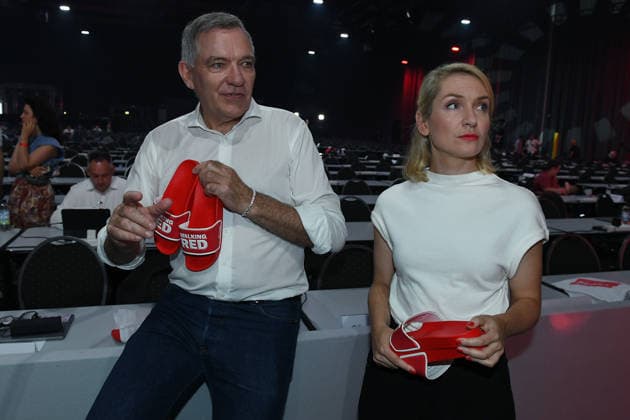 10. Bundesparteitag der Partei Die Linke am 19.06.2026 in der Metropolis Halle in Potsdam Hallenrundgang mit den Parteivorsitzenden Jan van Aken ( Parteivorsitzender Die Linke ), links - Ines Schwerdtner ( Parteivorsitzende Die Linke ), rechts - zeigen Badelatschen mit der Aufschrift: Walking Red *** 10th National Party Convention of Die Linke on June 19, 2026, at the Metropolis Halle in Potsdam; a tour of the venue with party leaders Jan van Aken, chair of Die Linke, on the left, Ines Schwerdtner, Party Chair of Die Linke, and on the right, flip-flops bearing the inscription Walking Red ,detected_source_language xRx
