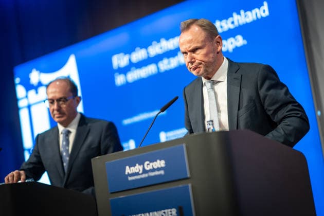 News Bilder des Tages Abschlusspressekonferenz im Hamburger CCH - Alexander Dobrindt (CSU), Bundesinnenminister, mit Andy Grote (SPD), Innensenator Hamburg (von links);Innenministerkonferenz IMK 2026 in Hamburg Ständige Konferenz der Innenministerinnen und Innenminister der Länder - Ständige Konferenz der Innenminister und -senatoren der Länder, Hamburg Hamburg Deutschland CCH *** Closing press conference at the CCH in Hamburg