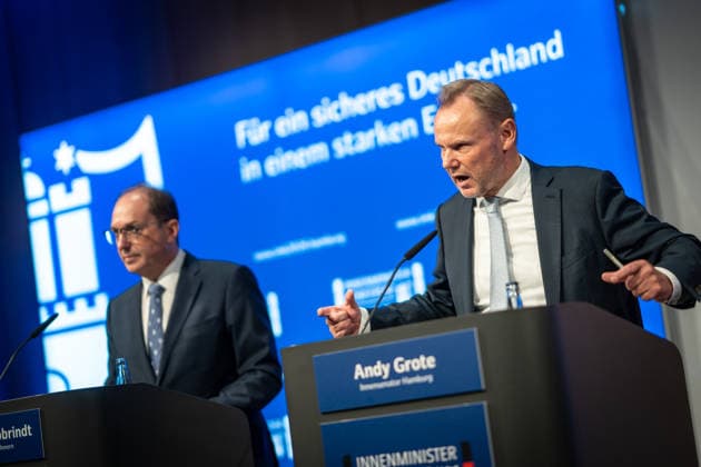 Abschlusspressekonferenz im Hamburger CCH - Alexander Dobrindt (CSU), Bundesinnenminister, mit Andy Grote (SPD), Innensenator Hamburg (von links);Innenministerkonferenz IMK 2026 in Hamburg Ständige Konferenz der Innenministerinnen und Innenminister der Länder - Ständige Konferenz der Innenminister und -senatoren der Länder, Hamburg Hamburg Deutschland CCH *** Closing press conference at the CCH in Hamburg