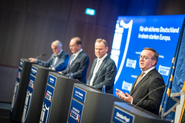 Abschlusspressekonferenz im Hamburger CCH - Herbert Reul (CDU), Innenminister Nordrhein-Westfalen NRW, Alexander Dobrindt (CSU), Bundesinnenminister, Andy Grothe (SPD), Innensenator Hamburg, Boris Pistorius (SPD), Verteidigungsminister (von links);Innenministerkonferenz IMK 2026 in Hamburg Ständige Konferenz der Innenministerinnen und Innenminister der Länder - Ständige Konferenz der Innenminister und -senatoren der Länder, Hamburg Hamburg Deutschland CCH *** Closing press conference at the CCH in Hamburg