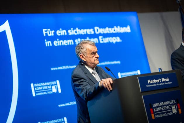 Abschlusspressekonferenz im Hamburger CCH - Herbert Reul (CDU), Innenminister Nordrhein-Westfalen NRW;Innenministerkonferenz IMK 2026 in Hamburg Ständige Konferenz der Innenministerinnen und Innenminister der Länder - Ständige Konferenz der Innenminister und -senatoren der Länder, Hamburg Hamburg Deutschland CCH *** Closing press conference at the CCH in Hamburg; Herbert Reul (CDU), Minister of the Interior of North Rhine-Westphalia (NRW); Conference of Interior Ministers (IMK) 2026 in Hamburg; Standing Conference of the Interior Ministers and Senators of the Federal States; Hamburg, Germany; CCH,detected_source_language