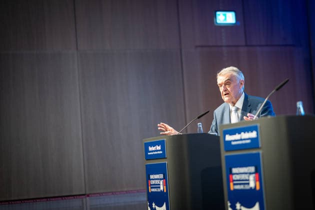 Abschlusspressekonferenz im Hamburger CCH - Herbert Reul (CDU), Innenminister Nordrhein-Westfalen NRW;Innenministerkonferenz IMK 2026 in Hamburg Ständige Konferenz der Innenministerinnen und Innenminister der Länder - Ständige Konferenz der Innenminister und -senatoren der Länder, Hamburg Hamburg Deutschland CCH *** Closing press conference at the CCH in Hamburg; Herbert Reul (CDU), Minister of the Interior of North Rhine-Westphalia (NRW); Conference of Interior Ministers (IMK) 2026 in Hamburg; Standing Conference of State Interior Ministers; Standing Conference of State Interior Ministers and Senators, Hamburg, Germany, CCH,detected_source_language