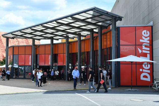 10. Bundesparteitag der Partei Die Linke am 19.06.2026 in der Metropolis Halle in Potsdam Der Eingangsbereich der Metropolis Halle in Potsdam *** 10th National Party Convention of Die Linke on June 19, 2026, at the Metropolis Halle in Potsdam The entrance area of the Metropolis Halle in Potsdam,detected_source_language xRx