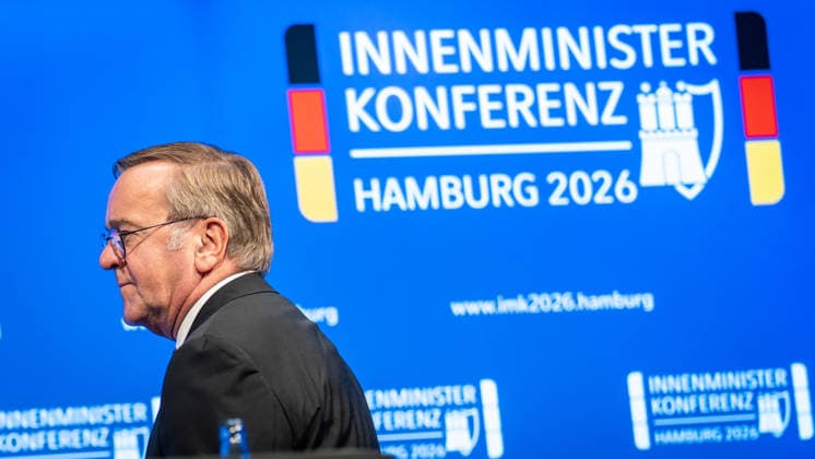 Abschlusspressekonferenz im Hamburger CCH - Boris Pistorius (SPD), Verteidigungsminister;Innenministerkonferenz IMK 2026 in Hamburg Ständige Konferenz der Innenministerinnen und Innenminister der Länder - Ständige Konferenz der Innenminister und -senatoren der Länder, Hamburg Hamburg Deutschland CCH *** Closing press conference at the CCH in Hamburg; Boris Pistorius (SPD), Minister of Defense; IMK 2026 in Hamburg; Standing Conference of the State Ministers of the Interior; Standing Conference of the State Ministers and Senators of the Interior, Hamburg; Hamburg, Germany; CCH,detected_source_language