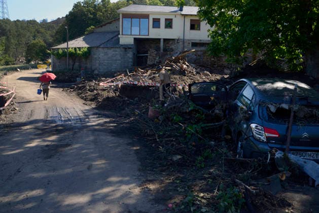 Storms Cause Flooding in Viana do Bolo and Valdeorras, Ourense A local resident with cleaning supplies, June 19, 2026, in A Bouza, Viana do Bolo, Ourense, Galicia, Spain The severe storms that struck yesterday in the provinces of Lugo and Ourense have left the towns of Viana do Bolo and Valdeorras with blocked roads, flooded homes, wrecked cars, and residents without drinking water. June 19, 2026, A Bouza, Viana do Bolo, Ourense, A Bouza, Viana do Bolo, Ourense, Spain,detected_source_language  Copyright: xRosaxVeigax 7608654