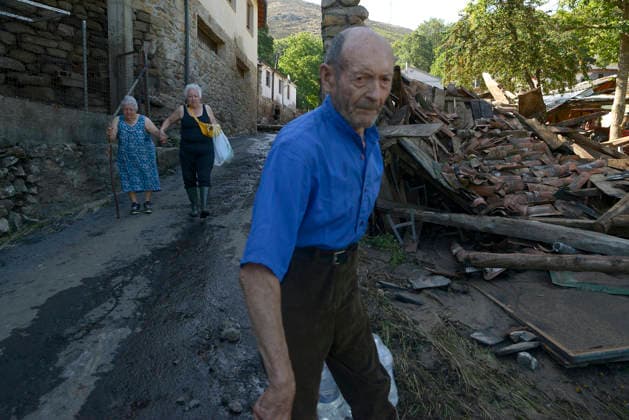 Storms Cause Flooding in Viana do Bolo and Valdeorras, Ourense A local resident helps with cleanup efforts on June 19, 2026, in A Bouza, Viana do Bolo, Ourense, Galicia, Spain The severe storms that struck yesterday in the provinces of Lugo and Ourense have left the towns of Viana do Bolo and Valdeorras with blocked roads, flooded homes, wrecked cars, and residents without drinking water. JUNE 19, 2026, A Bouza, Viana do Bolo, Ourense, A Bouza, Viana do Bolo, Ourense, Spain,detected_source_language  Copyright: xRosaxVeigax 7608655